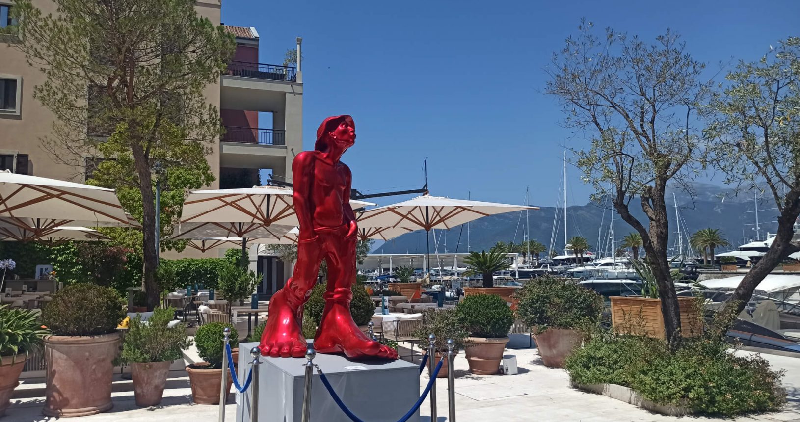 Summer sculpture 4 in Porto Montenegro kissing sailor