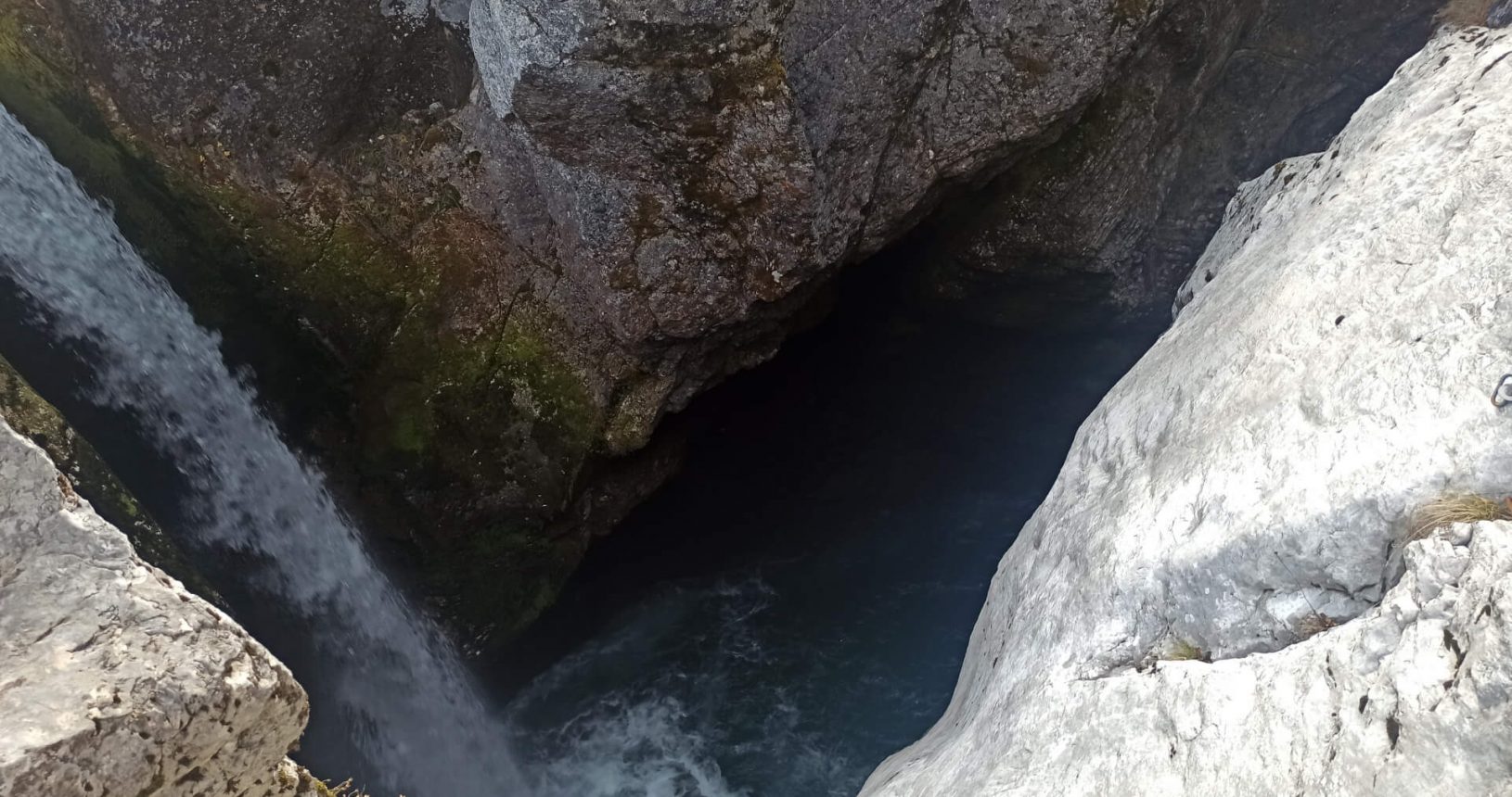 Ujvara waterfall flow