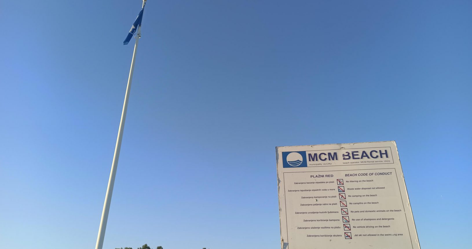 MCM Beach blue flag