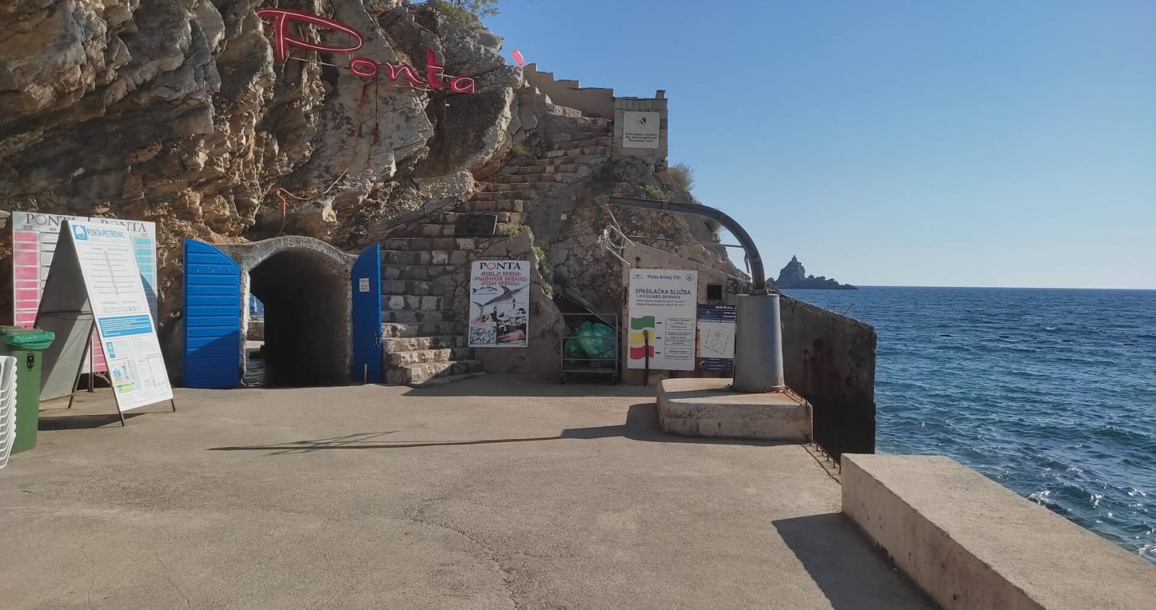 Ponta Beach Club entrance before the tunnel