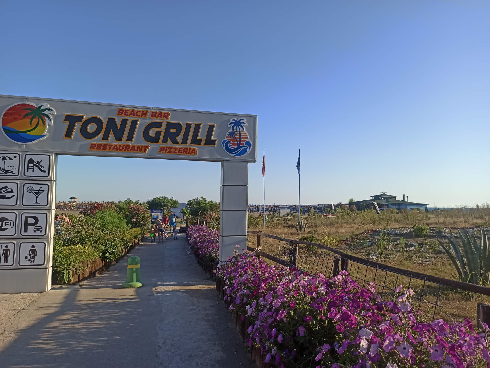 Toni Grill Beach entrance