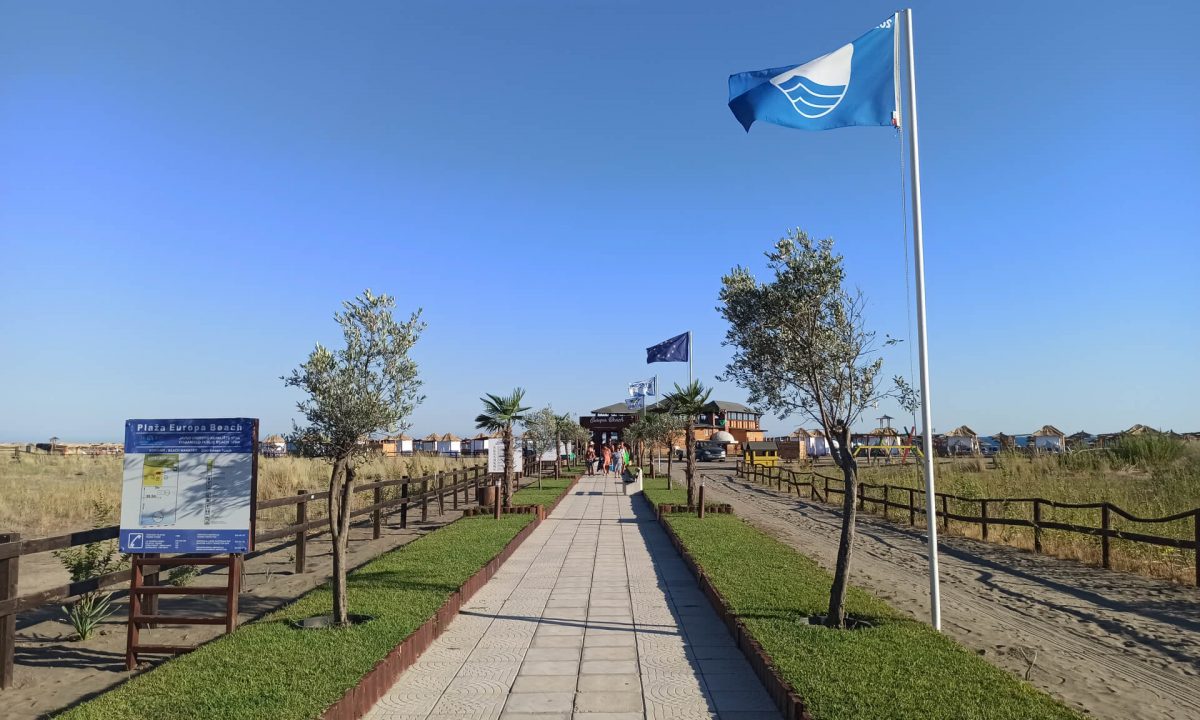 Trail to Europa Beach and its blue flag