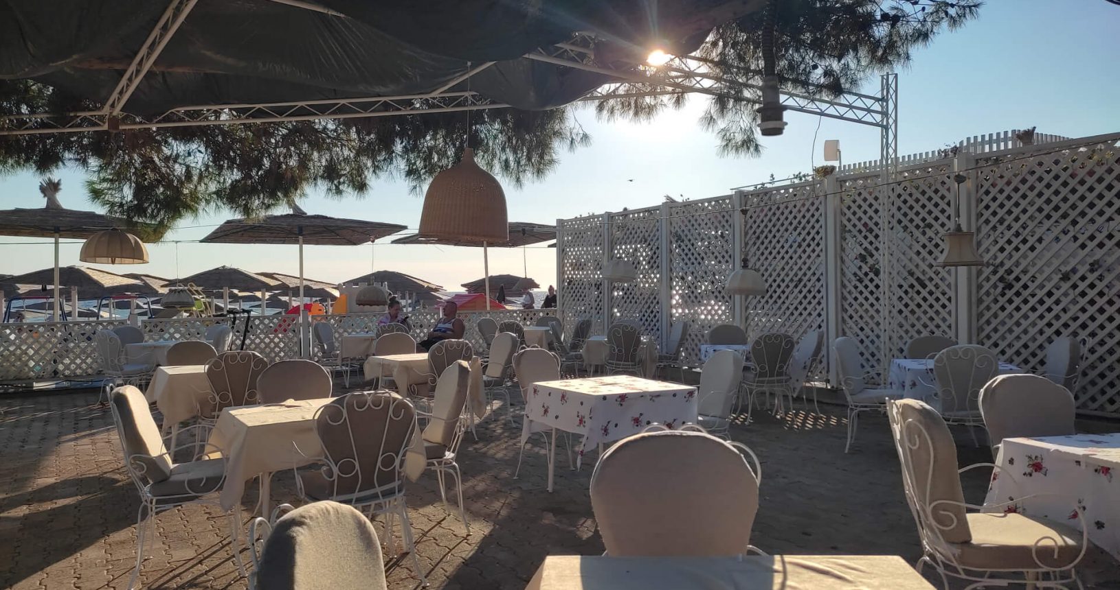 Kraljevska-Plaza-in-Bar-beach-bar-tables