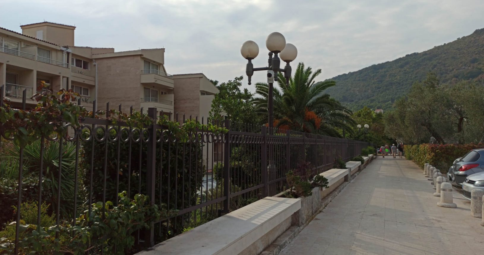 Along hotels and their parkings in Petrovac