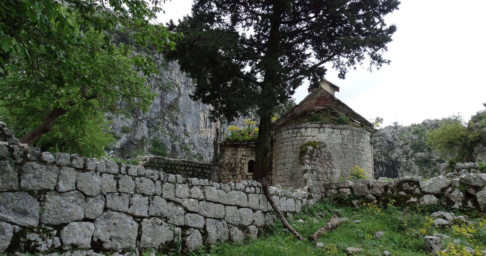 Old building on the way to Kotor Fortress
