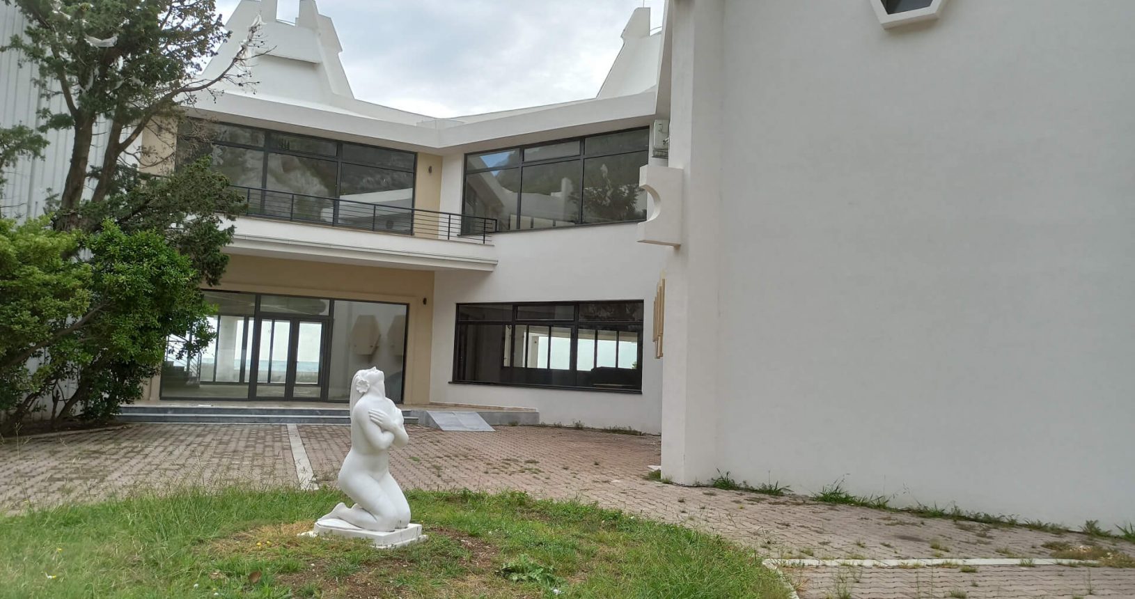 Canj. Hotel with sculptures