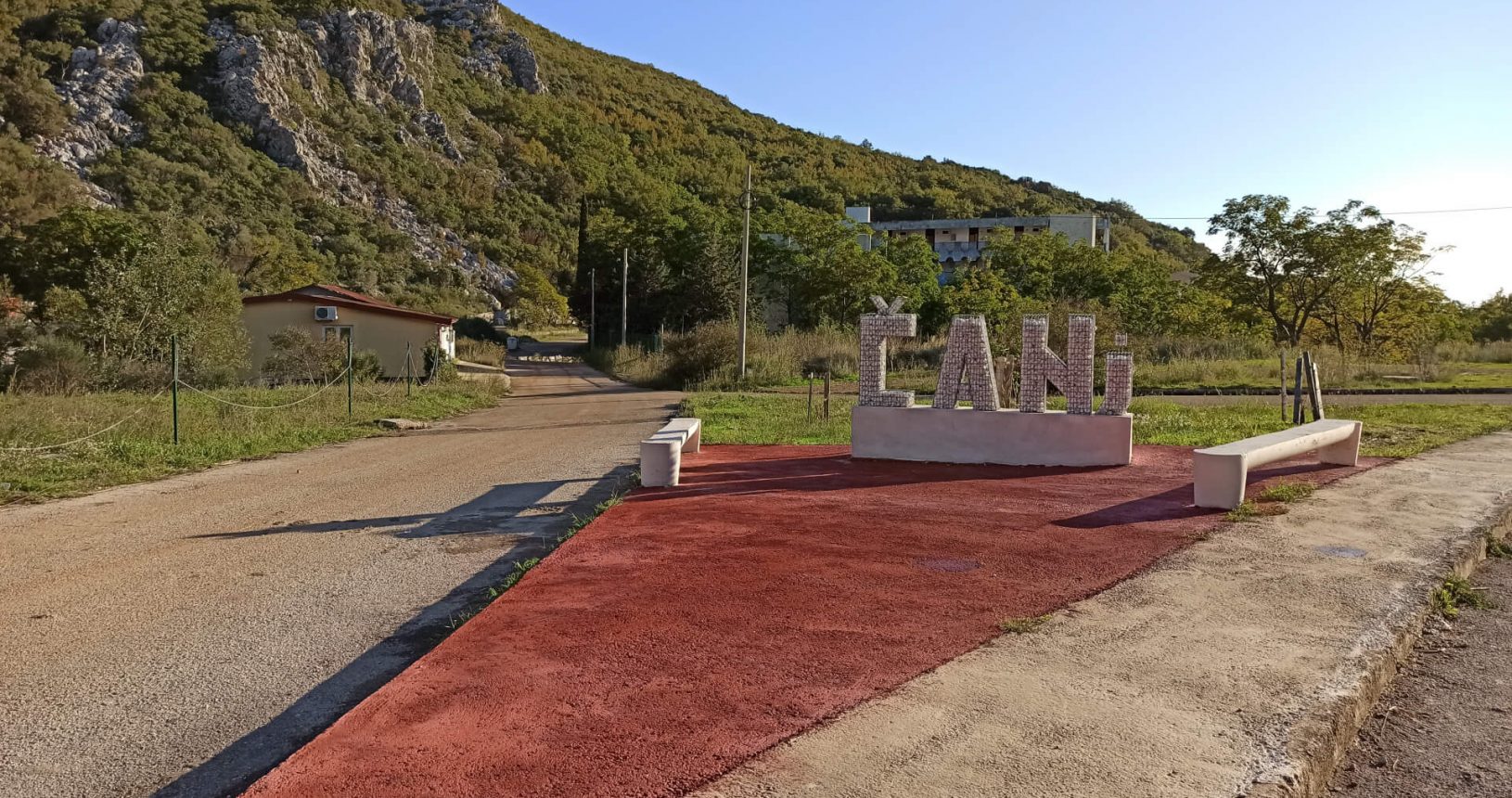 The entrance to Canj