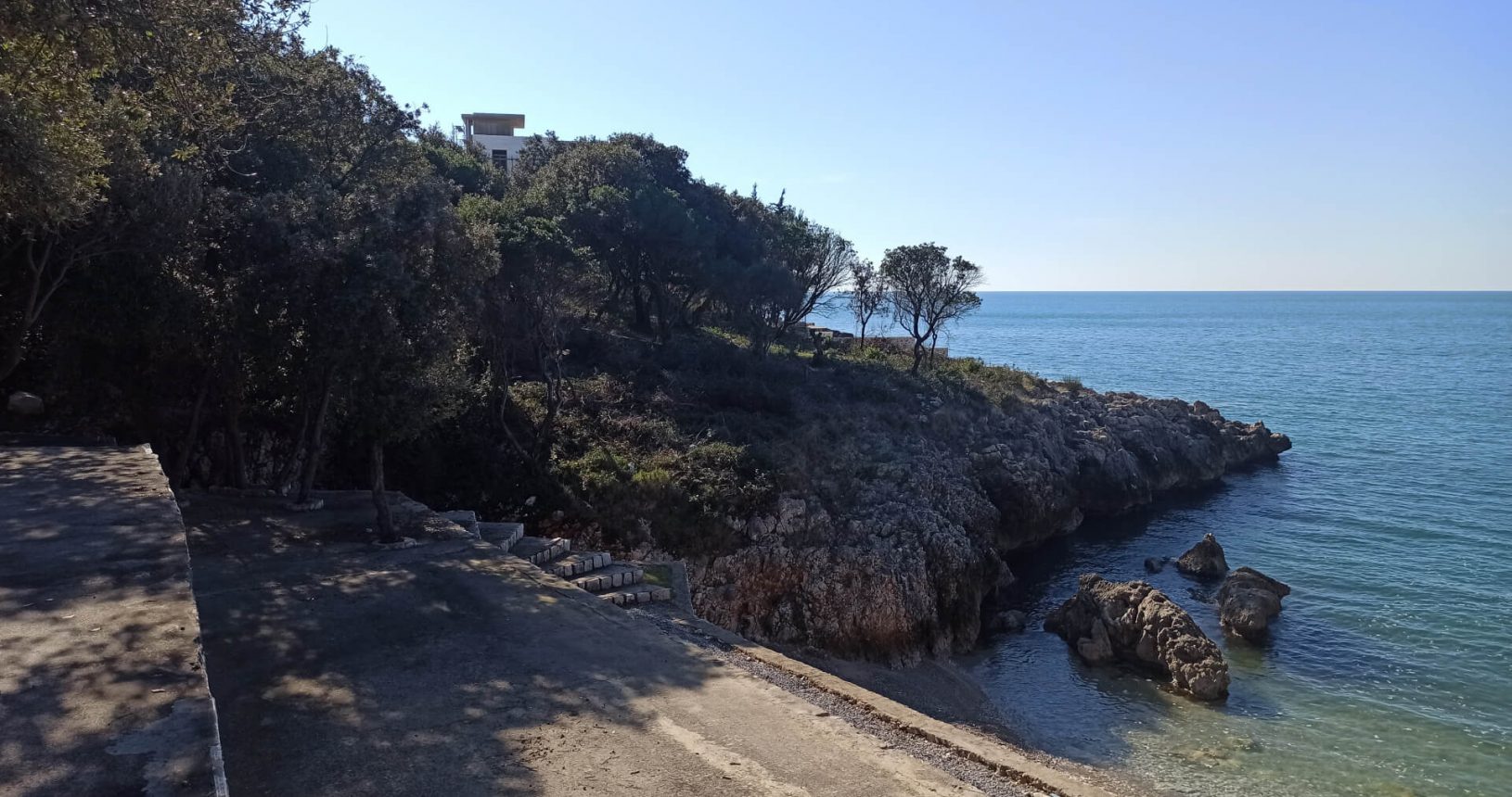 The left side of the entrance to Utjeha small beach