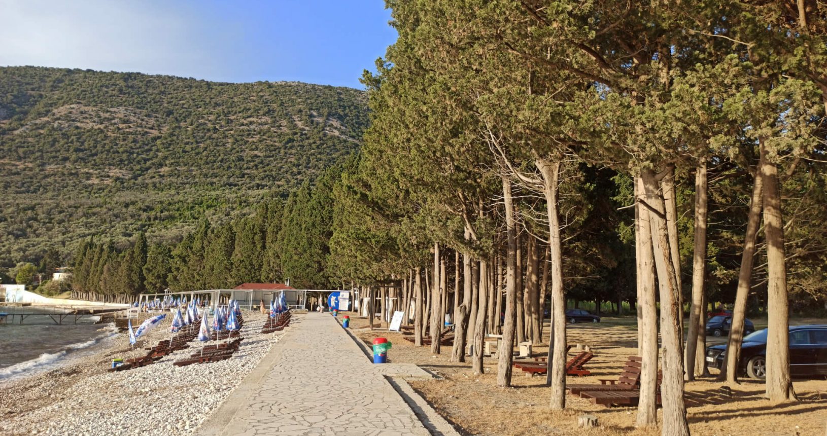 Promenade along the beach. Valdanos beach