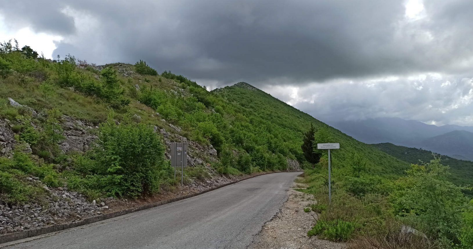 Mountain road. Viewpoint Shtegvashe