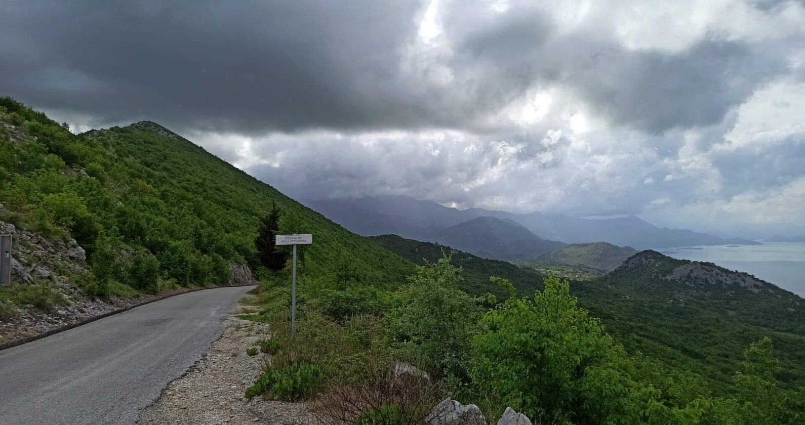 The road and nature. Viewpoint Shtegvashe