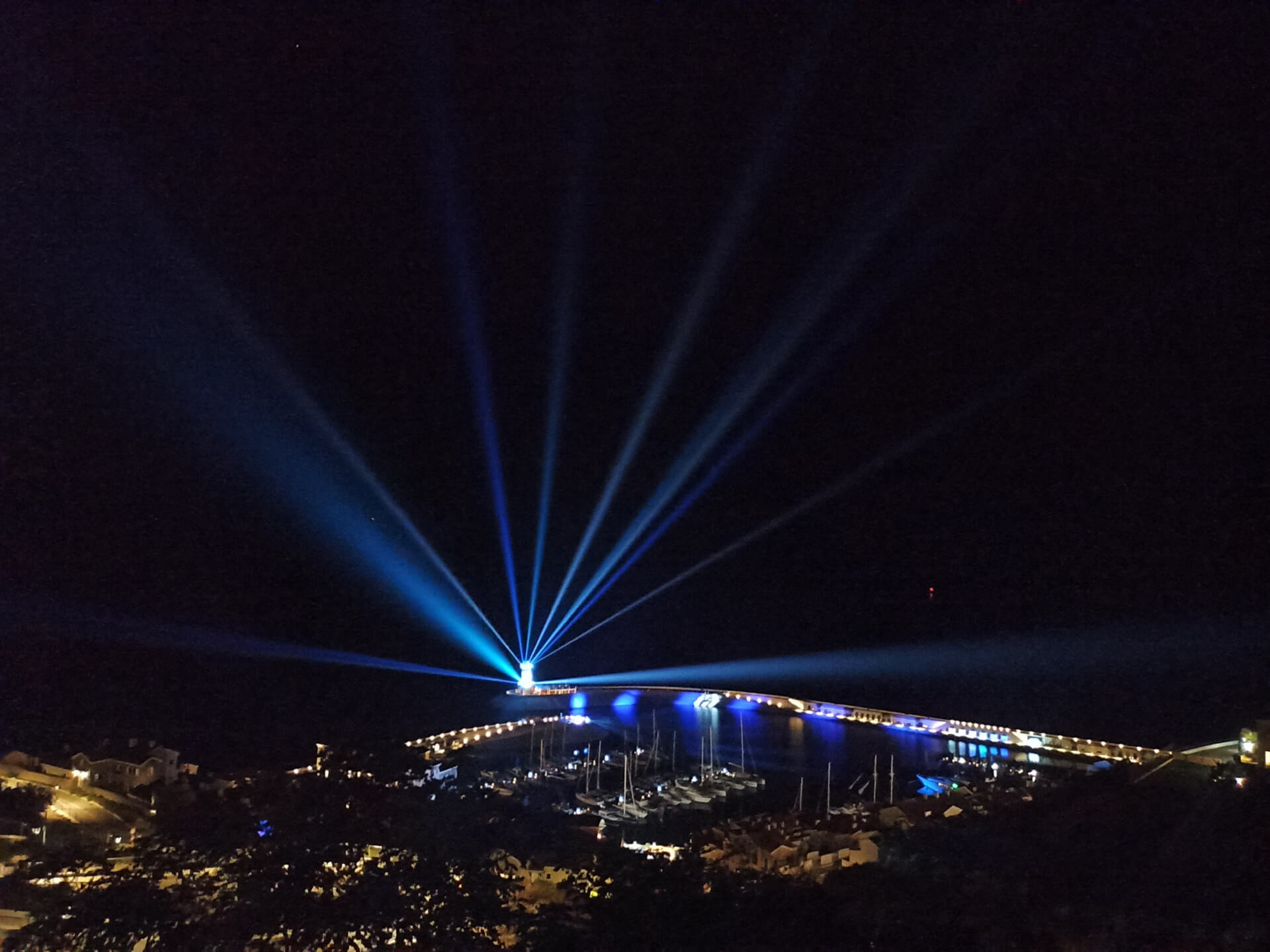 Beautiful lightware Lustica bay light show 1630676334309