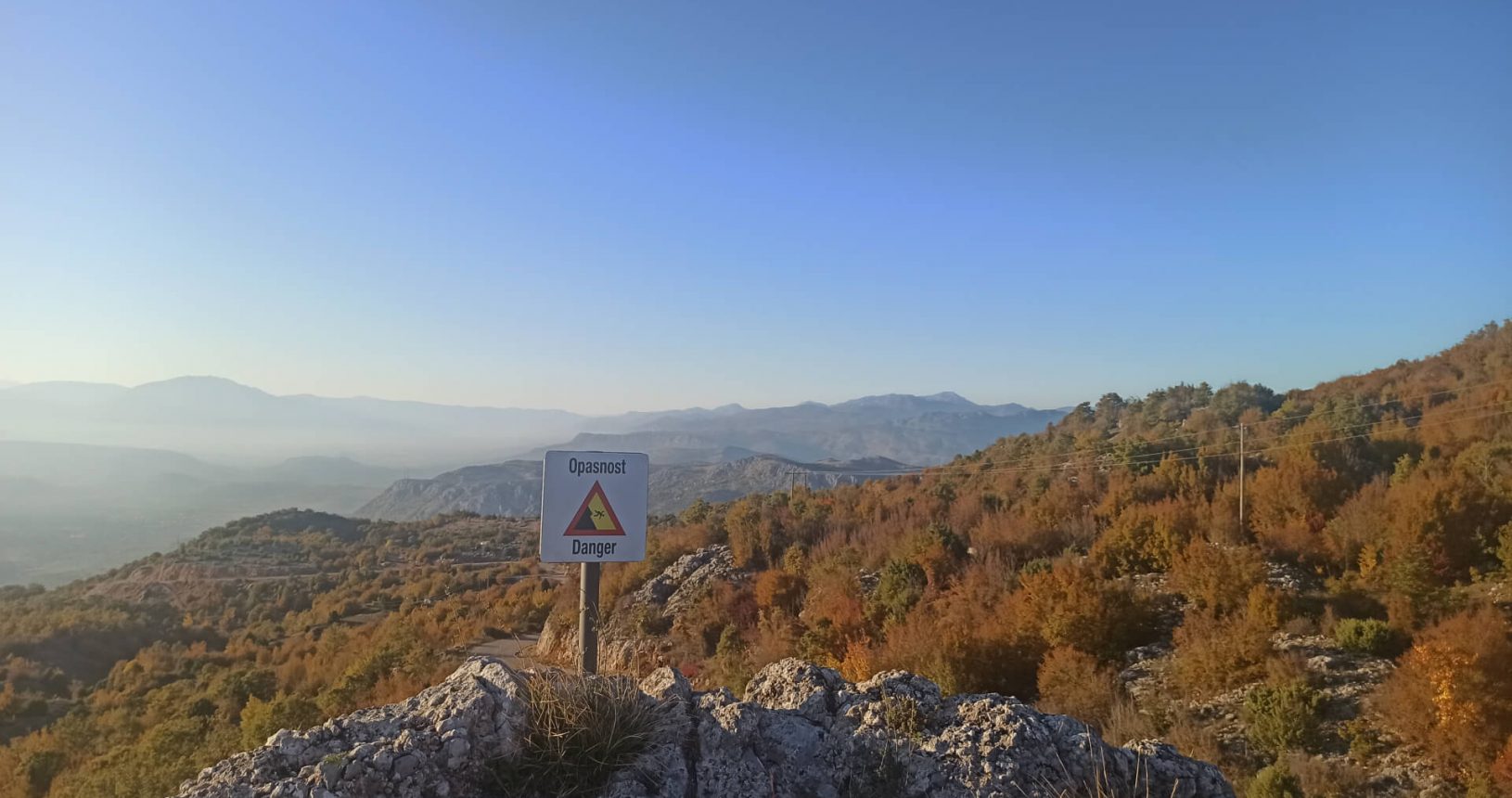 Danger sign at the top of Viewpoint Kuk Ledinski