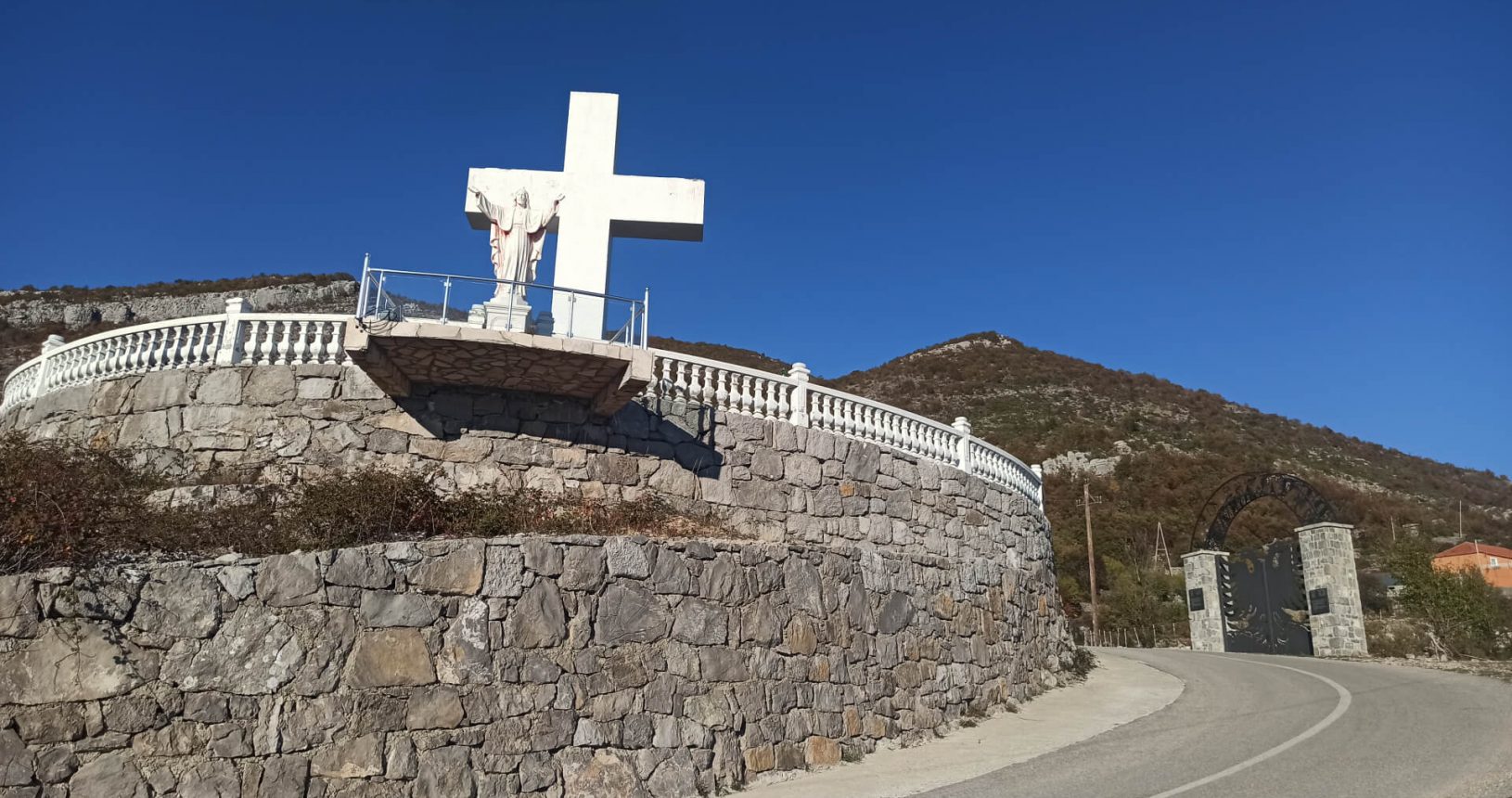 Jesus and cross at Viewpoint with big cross and Jesus