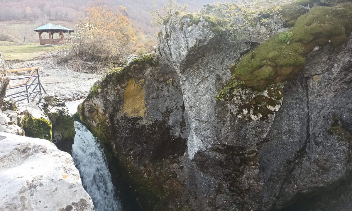 Ujvara waterfall in the cave 1