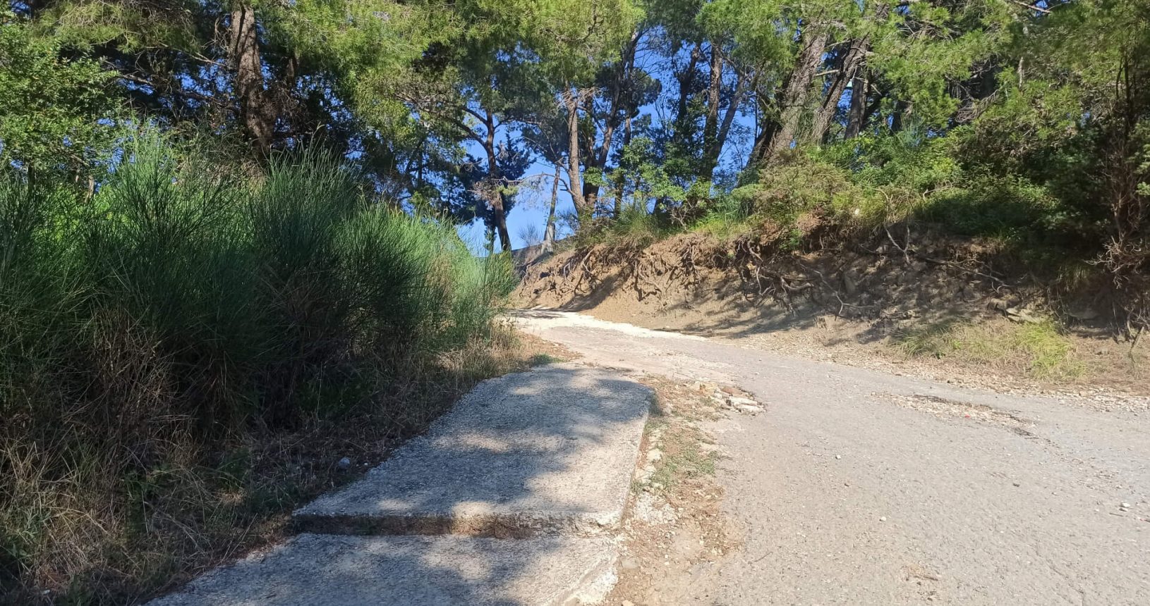 The road and hiking trail to Maljevik Beach