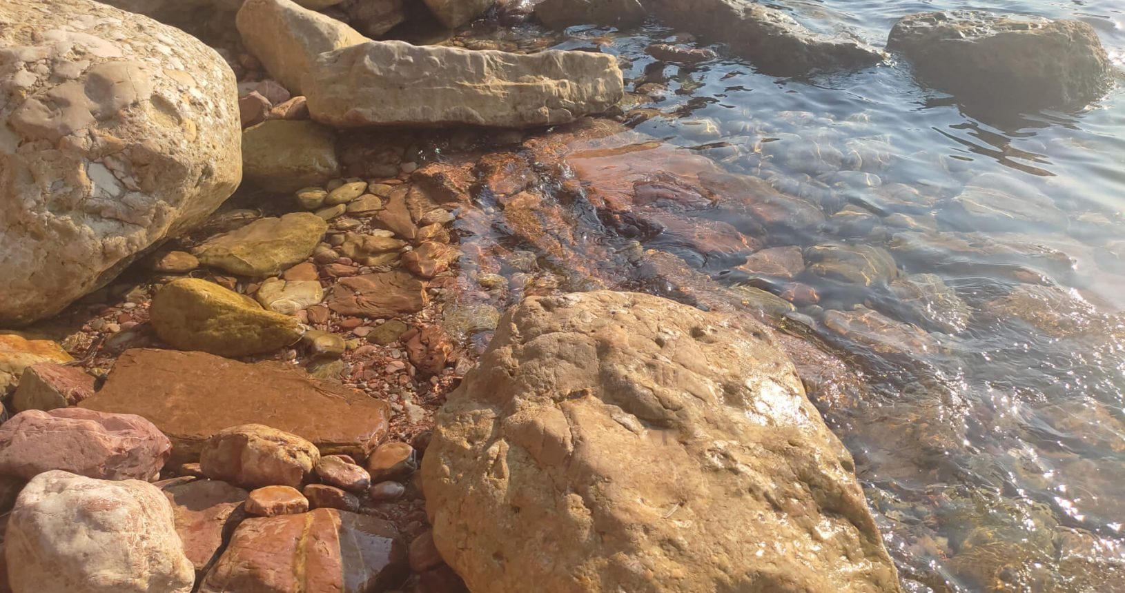 Crvena Stijena transparent water and huge rocks