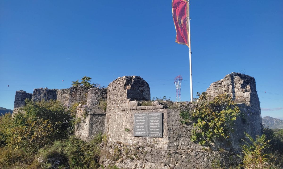 Magical-Fort-Lesendro-and-national-flag