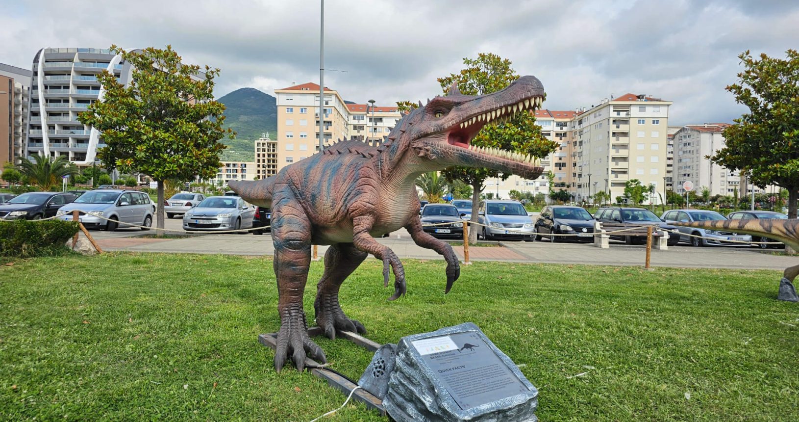 Open the mouth of a dinosaur in Dino Park